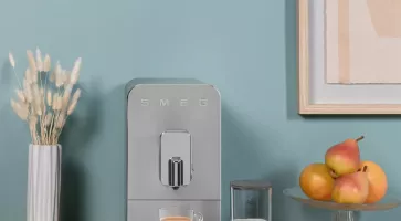 Machine à café automatique BCC13, la version Latte et contemporaine de Smeg