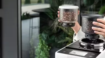 Rivelia De’Longhi, la machine à café automatique qui peut changer de grains en un tour de main