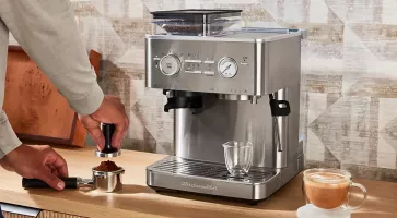 Avec son expresso broyeur 5KES6551, KitchenAid réussit son arrivée dans l'univers du café