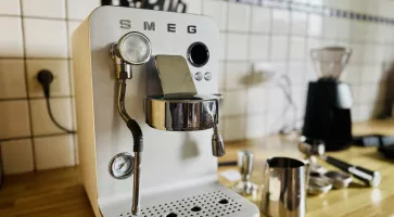 Test Smeg EMC02 : une machine à café pour réaliser un expresso en beauté