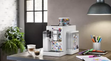 Rivelia édition limitée : De'Longhi et ScombinAnto créent un joyeux blend Art et Café