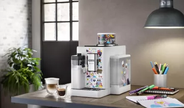 Rivelia édition limitée : De'Longhi et ScombinAnto créent un joyeux blend Art et Café