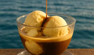 Laisser l'expresso fondre sur la glace avec un bon affogato