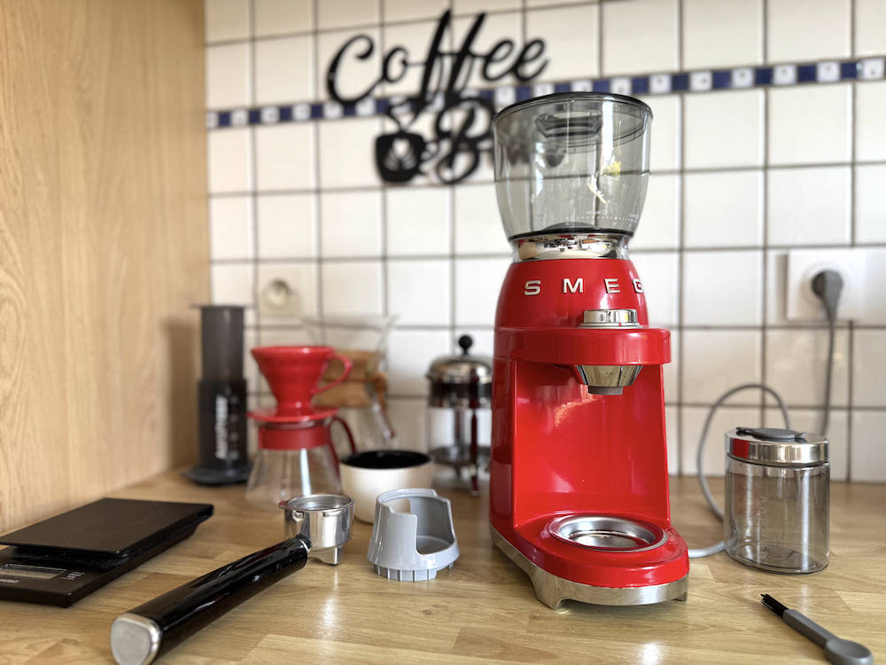 Test du moulin à café Smeg CGF11, élégant et accessible