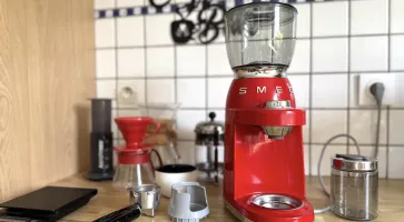 Test du moulin à café Smeg CGF11, élégant et accessible