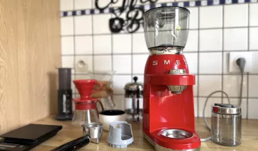 Test du moulin à café Smeg CGF11, élégant et accessible