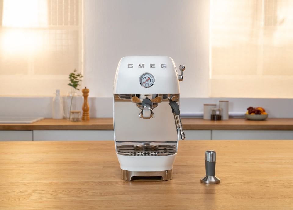 Nouvelle Smeg ECF03, la machine expresso qui ajoute le Cold Brew à votre tasse