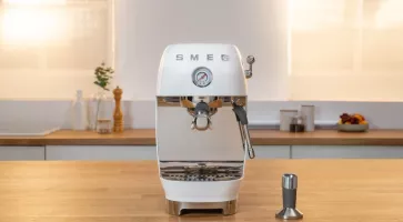 Nouvelle Smeg  ECF03, la machine expresso qui ajoute le Cold Brew à votre tasse