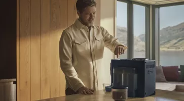 De'Longhi initie Brad Pitt au sens du mot Perfetto