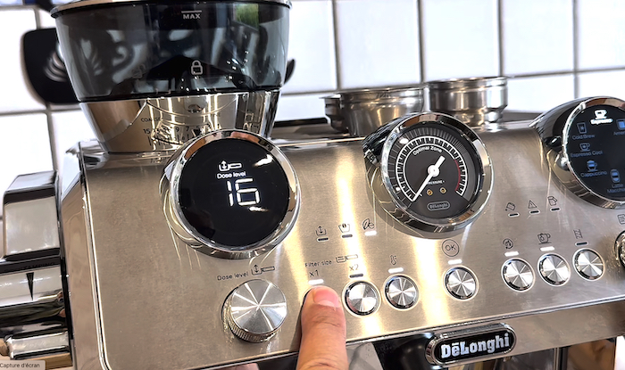 On dose, on moud, on tasse, on extrait : la Maestro EC9885 en 4 temps