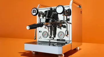 Rocket Espresso X Zwift, la Mozzafiato R Fast en mode coffee ride