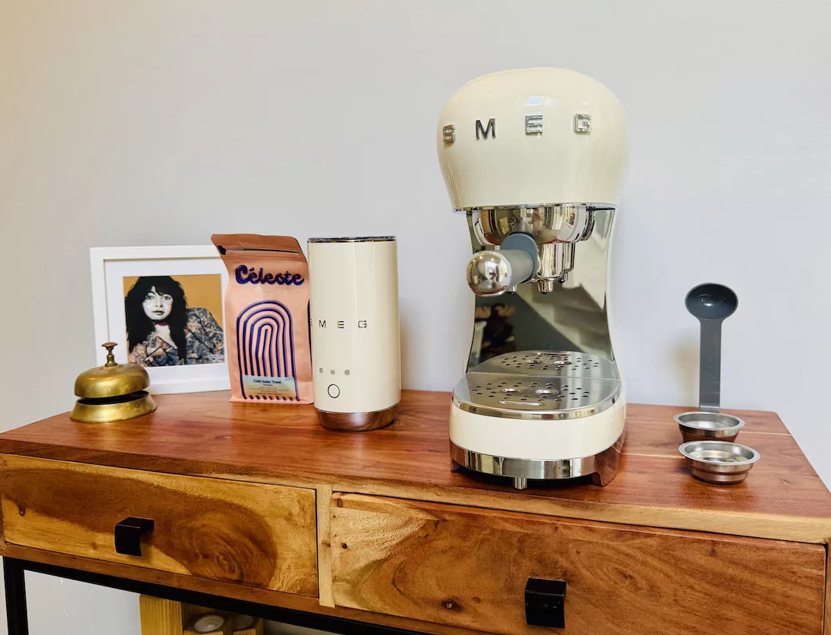 Boissons lactées : Smeg unit sa machine à expresso manuelle et son mousseur à lait
