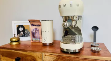 Boissons lactées : Smeg unit sa machine à expresso manuelle et son mousseur à lait